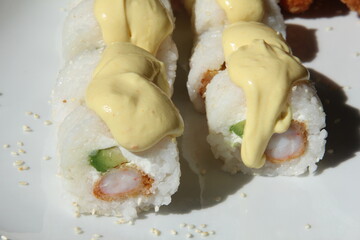 Panko shrimp maki rolls with avocado and cheese © kike