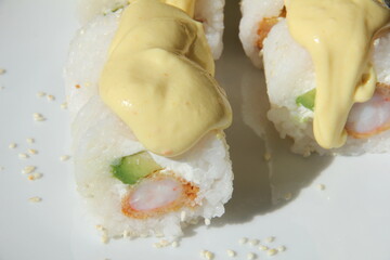 Panko shrimp maki rolls with avocado and cheese © kike