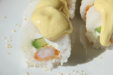 Panko shrimp maki rolls with avocado and cheese © kike