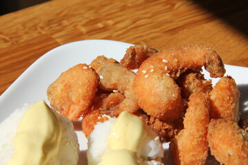 Panko shrimp maki rolls with avocado and cheese © kike