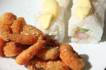 Panko shrimp maki rolls with avocado and cheese © kike