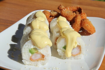 Panko shrimp maki rolls with avocado and cheese © kike