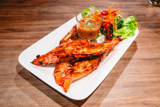 grilled king prawns bbq seafood thai style goong pao large prawns flame grilled with homemade dipping sauce fresh juicy seafood dish close up photography