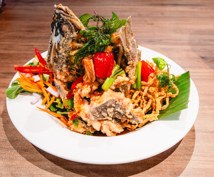 pla sam rod barramundi deep fried whole fish thai sweet chili sauce crispy fish served with steamed vegetables traditional asian cuisine close up