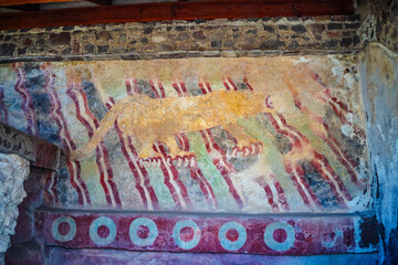 Puma mural in Teotihuacan, ancestral painting on the pyramids of Teotihuacan with preserved colors © Alex Borderline
