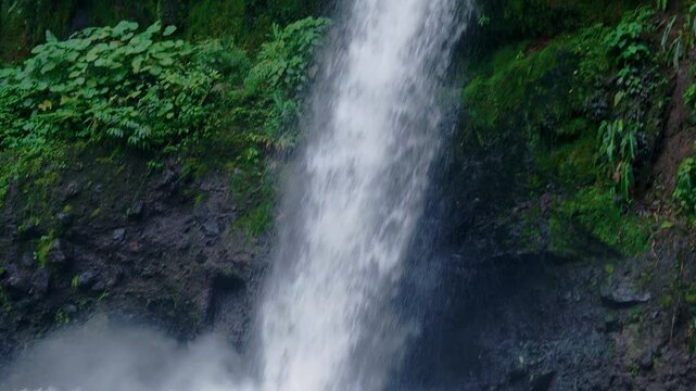 Powerful la fortuna waterfall in costa rica