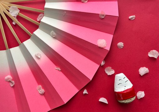 扇と桜の花びら、起き上がり小法師（日本・春のイメージ）