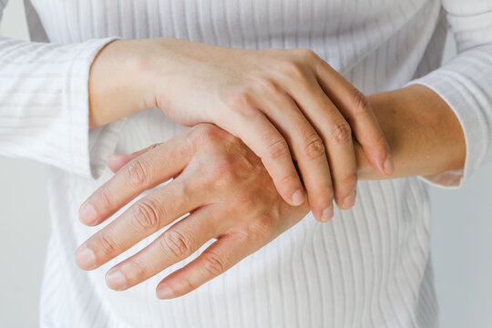 Hands of computer users have pain and injury to the fingers. From Syndrome Syndrome .Health and Physical Concepts	
