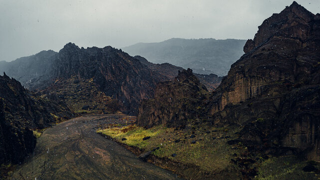 Noyon Valley's Rock Formations: Nature's Stunning Artistry!