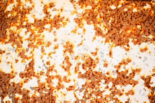 Imagen horizontal de un pedazo de metal coor blanco oxidado y viejo ideal para texturas