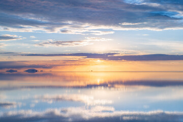 Obraz premium Serene sunset reflection on salt flat in Uyuni Bolivia