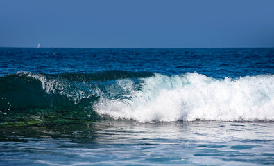 Obraz premium Sea waves rise with turquoise tones. Waves break in tropical ocean water. Wave water texture. Sea waves crash.