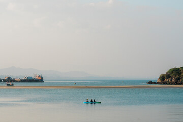 Obraz premium The fishing pier and kayakers.