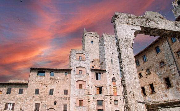 the fantastic Piazza della Cisterna in the beautiful town of San Gimignano in Tuscany