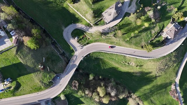 strada con curva montagna strae 