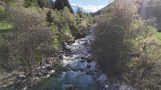 fiume torrente montagna 