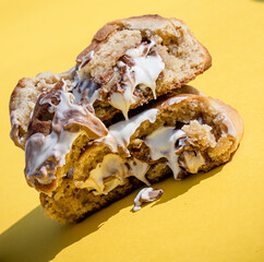 Naklejka premium chocolate cookies melting on yellow background