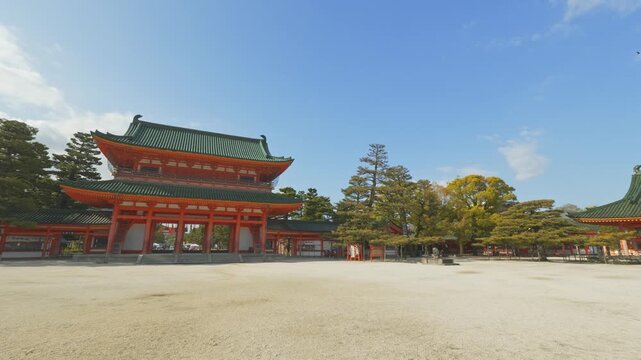 京都 　平安神宮の應天門（おうてんもん）と大極殿（だいごくでん）を見渡す