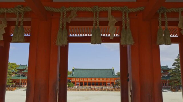 京都 　平安神宮の應天門（おうてんもん）から大極殿（だいごくでん）を見る