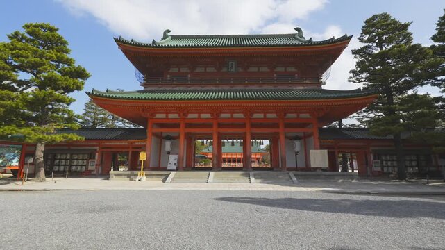 京都 　平安神宮の應天門（おうてんもん）をくぐり抜けて大極殿（だいごくでん）を見る
