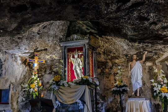 Statua di San Michele Arcangelo nel Santuario di Monte Sant'Angelo ( Gargano , Foggia , Puglia , Italia )