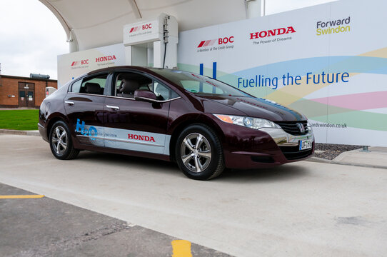 Honda FCX Clarity at a Hydrogen refuelling station