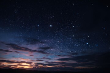 Fototapeta premium 夕暮れ時の地平線上の星々で満たされた夜空