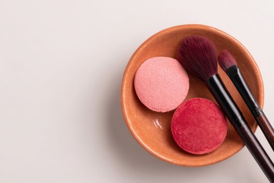 ボウルに美容製品とツールを配置