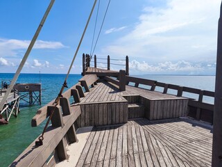 Naklejka premium Traditional Boat-Shaped Observation Deck Overlooking Turquoise Sea