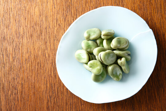 茹でたそら豆の皿盛　木目バック
