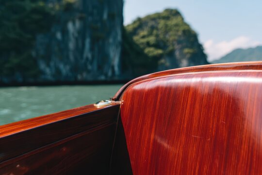 岩だらけの崖の近くの美しい湾でボートに乗る