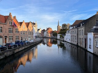 Obraz premium Picturesque view of a canal with medieval brick houses in Bruges, Belgium