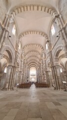 Fototapeta premium Belle vue panoramique de la nef de la basilique Sainte-Marie-Madeleine de Vézelay depuis le bout de l'allée centrale (Bourgogne, France)