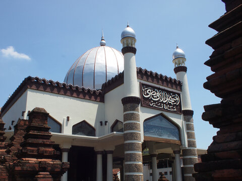 One part of the mosque complex that has a dome is an acculturation between Arabic architecture and Hinduism. There is an Arabic calligraphy above it that informs its name: Al Aqso Mosque, Menara Kudus