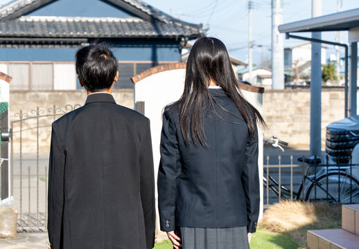 自宅から登校する姉弟