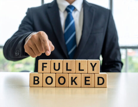 Fully Booked - Geschäftsmann zeigt auf das Wort "Fully Booked"