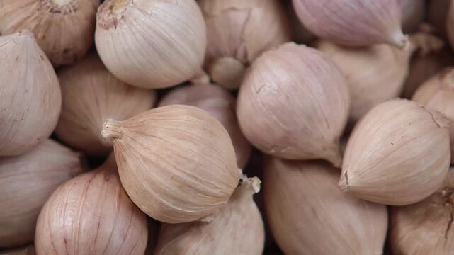 Fresh garlic in a basket.	