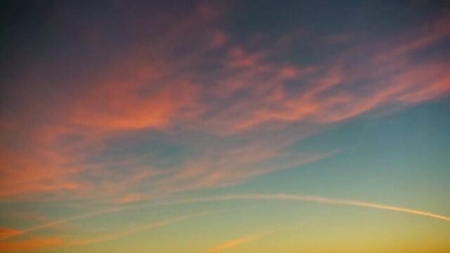 夜の空が夜明けに変わる美しい時間の経過動画