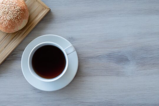 淹れたてのコーヒーとパンを木のトレイに並べます