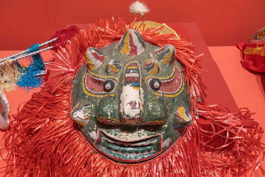 Paper plastic qilin head bamboo horse
