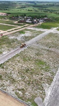TRATOR E CAMINH&Atilde;O FAZENDO TERRA PLANAGEM EM UM LOTEAMENTO COM AREIA E BARROS PERTO DO EMPREENDIMENTO