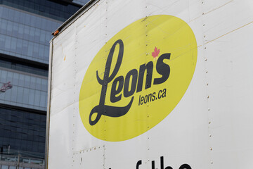 Naklejka premium Leon's logo on the side of a delivery truck in Toronto