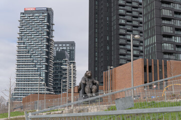 Naklejka premium wide view of Big Bear Park (Crosstown Park South), with sculpture by Dean Drever, Haida First Nation artist, at northwest corner of Eglinton and Don Mills, Toronto
