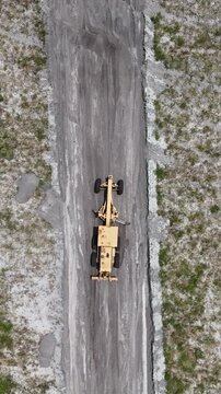 TRATOR E CAMINH&Atilde;O FAZENDO TERRA PLANAGEM EM UM LOTEAMENTO COM AREIA E BARROS PERTO DO EMPREENDIMENTO