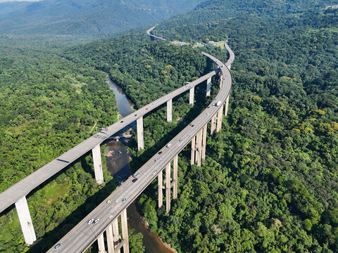 Rodovia dos Imigrantes - aerial view of the viaducts crossing the Rodovia dos Imigrantes, which connects S&atilde;o Paulo to Santos