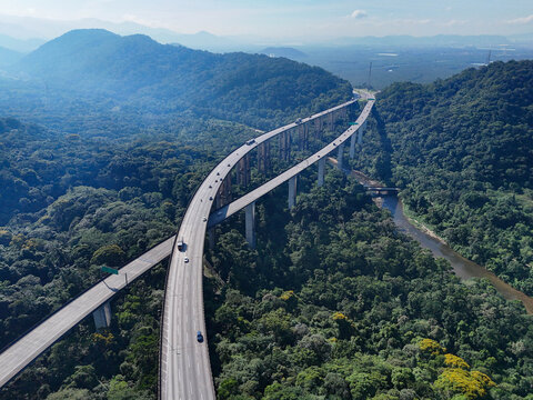 Rodovia dos Imigrantes - aerial view of the viaducts crossing the Rodovia dos Imigrantes, which connects S&atilde;o Paulo to Santos