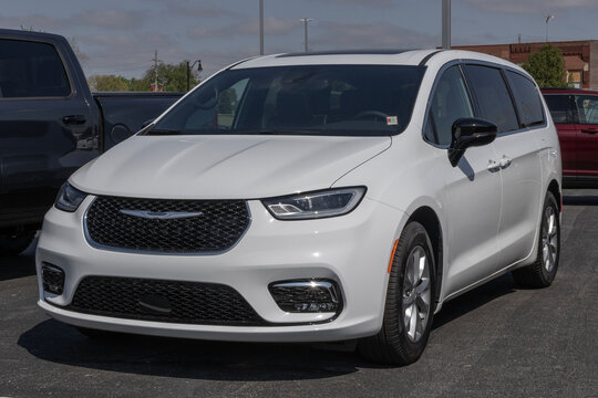 Chrysler Pacifica Limited minivan display at a dealership. Chrysler offers the Pacifica with a 3.6L VVT V6 engine. MY:2026