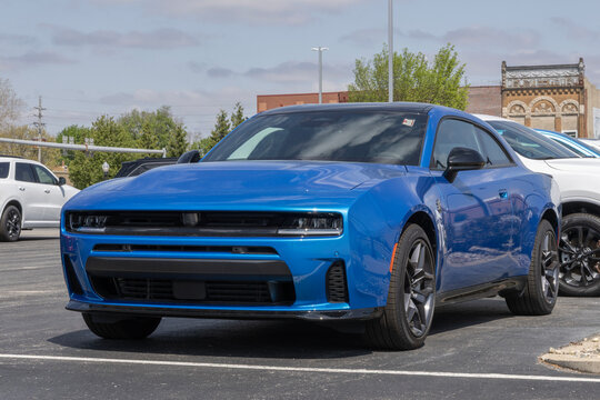 Dodge Charger Scat Pack (ICE). Dodge offers the Charger with a 3.0L Twin Turbo SIXPACK HO 6-Cylinder gas engine. MY:2026