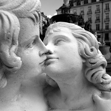 baiser de statue de pierre