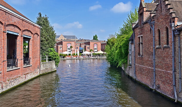 Bruges,  un suggestivo scorcio dei canali e della citt&agrave; medievale, Fiandre,  Belgio